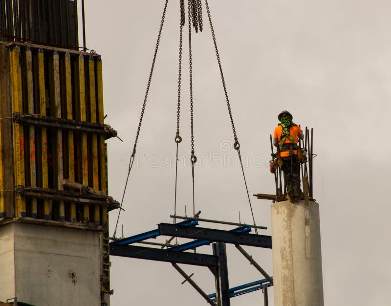 Trabalhador da construção sobre a coluna concreta foto de stock Trabalhador da construção sobre a coluna concreta foto de stock