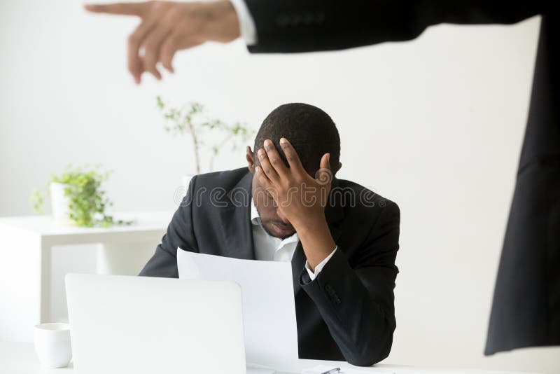 Trabalhador de escritório afro-americano impossível frustrante que obtém ateado fogo imagens de stock royalty free Trabalhador de escritório afro-americano impossível frustrante que obtém ateado fogo imagens de stock royalty free