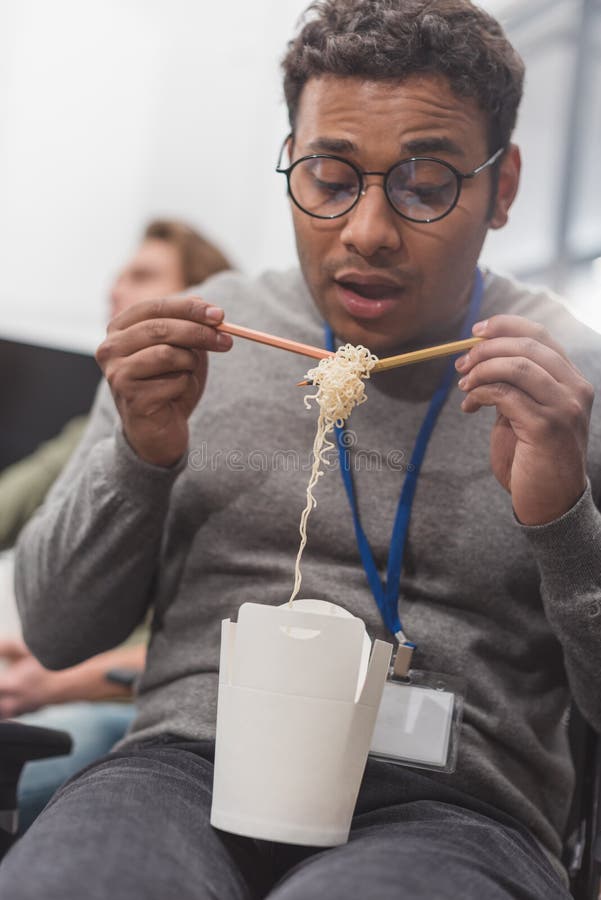 trabalhador de escritório atrativo que come o alimento tailandês em moderno imagem de stock trabalhador de escritório atrativo que come o alimento tailandês em moderno imagem de stock