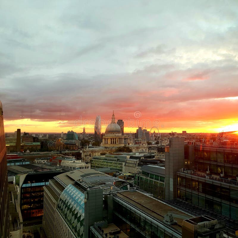 Trabalhador de escritório que toma imagens no móbil do nascer do sol impressionante sobre a vista da catedral de St Paul fotografia de stock Trabalhador de escritório que toma imagens no móbil do nascer do sol impressionante sobre a vista da catedral de St Paul fotografia de stock