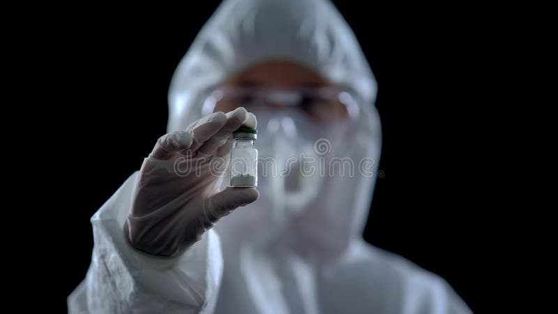 Trabalhador de laboratório mostrando garrafa com pó branco, produção ilegal de drogas fotos de stock Trabalhador de laboratório mostrando garrafa com pó branco, produção ilegal de drogas fotos de stock