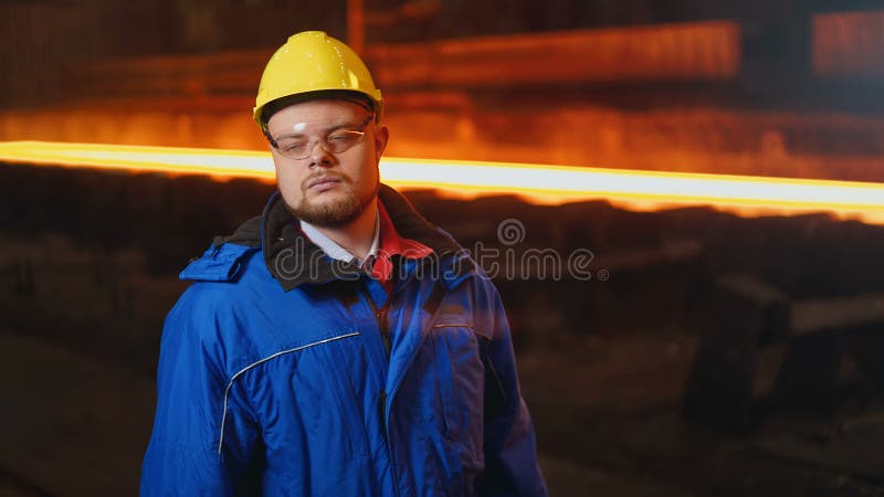 Trabalhador de produção do metal em seu local de trabalho