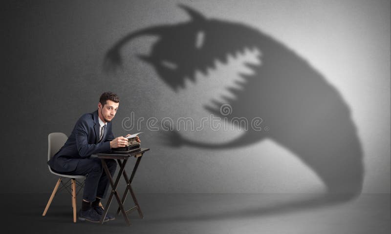 Trabalhador duro receoso do monstro assustador imagem de stock royalty free Trabalhador duro receoso do monstro assustador imagem de stock royalty free
