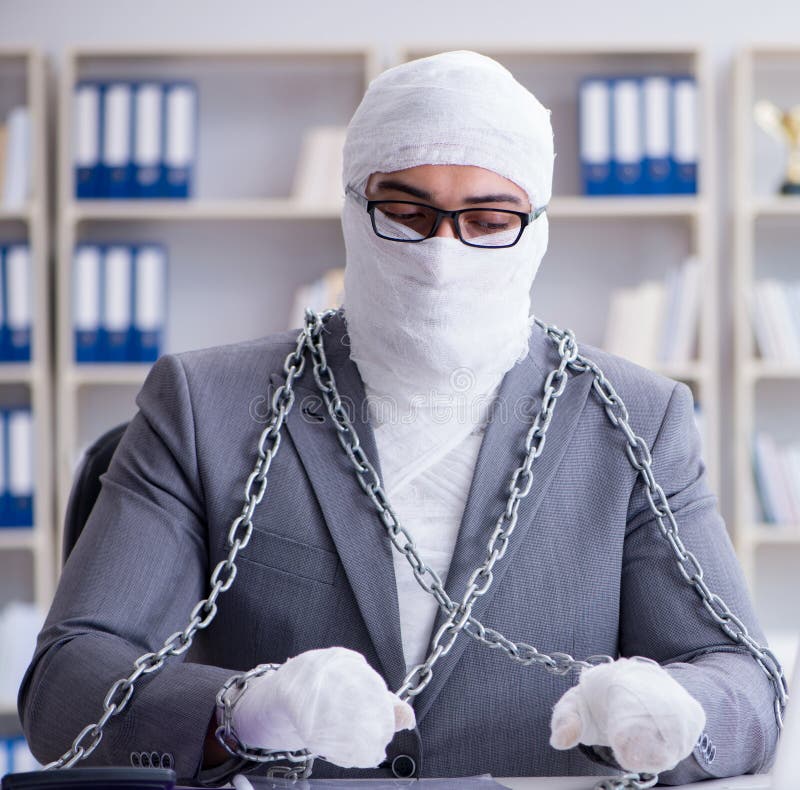 Trabalhador enfaixado do homem de neg?cios que trabalha no escrit?rio que faz o paperwor foto de stock Trabalhador enfaixado do homem de neg?cios que trabalha no escrit?rio que faz o paperwor foto de stock