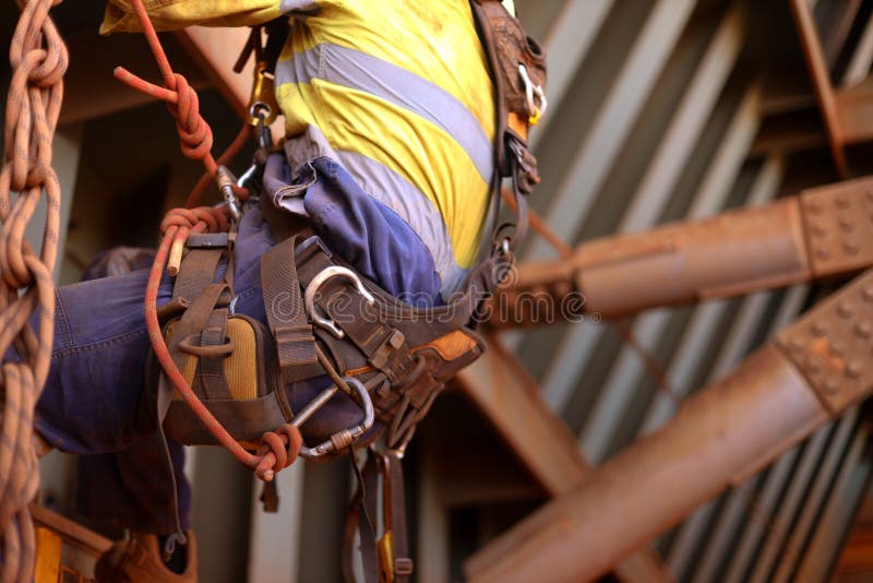 trabalhador inspetor de acesso à corda que esteja a usar um arnês de segurança completo foto de stock trabalhador inspetor de acesso à corda que esteja a usar um arnês de segurança completo foto de stock