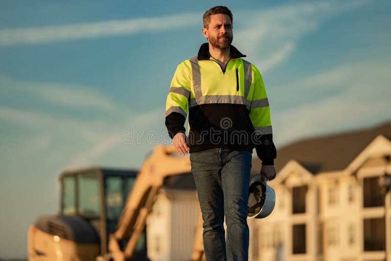 Trabalhador Da Construção Civil Em Casa Em Construção. Trabalhador Da  Construção De Um Homem, Um Local De Trabalho. Retrato Do Con Imagem de  Stock - Imagem de trabalhador, projeto: 276287715