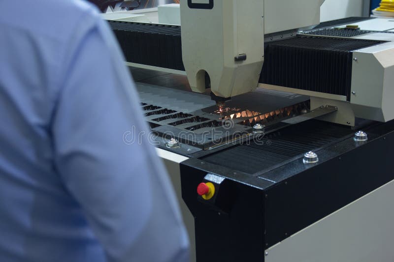 Trabalhador no corte industrial do laser da chapa met?lica imagens de stock Trabalhador no corte industrial do laser da chapa met?lica imagens de stock
