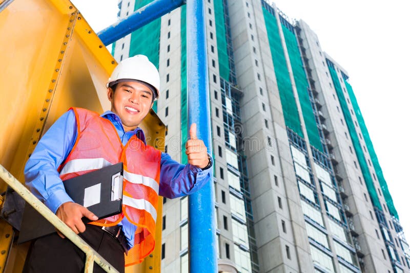 Trabalhador ou supervisor asiático no terreno de construção fotos de stock Trabalhador ou supervisor asiático no terreno de construção fotos de stock