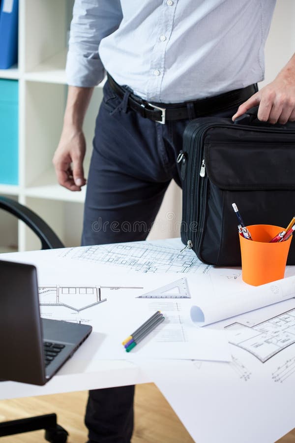 Trabalhador que sae de seu escritório imagens de stock Trabalhador que sae de seu escritório imagens de stock