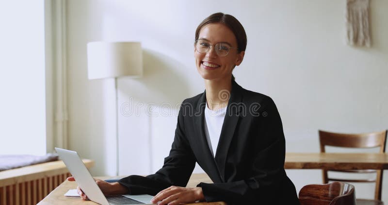 Trabalhadora feliz que se posiciona para ir ao escritório