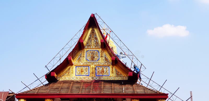 Trabalhadores da construção civil que reparam ou consertam telhados de templo antigo e céu azul claro com espaço de cópia em Wat foto de stock royalty free Trabalhadores da construção civil que reparam ou consertam telhados de templo antigo e céu azul claro com espaço de cópia em Wat foto de stock royalty free