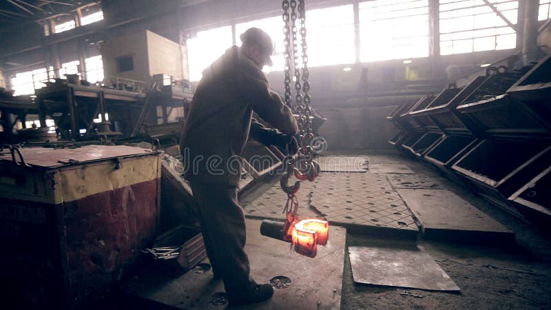 Trabalhadores de produção do metal que trabalham na fábrica grande