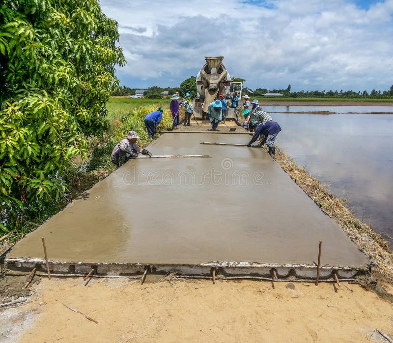 Trabalhadores do caminhão do cimento fotos de stock royalty free