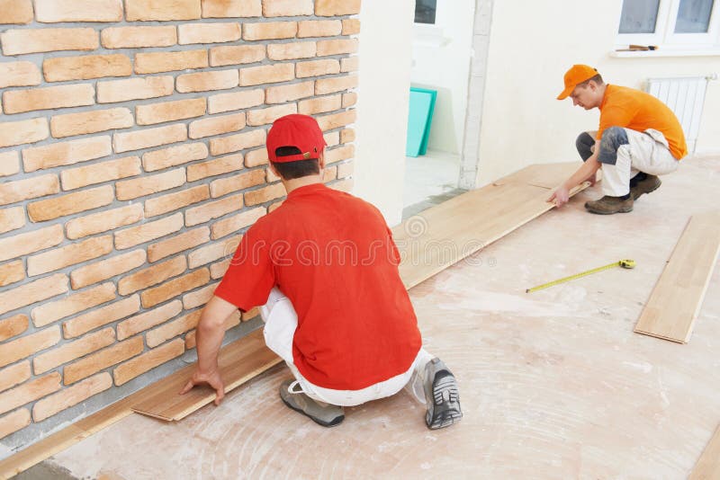 Trabalhadores do parquet no trabalho do revestimento fotografia de stock royalty free Trabalhadores do parquet no trabalho do revestimento fotografia de stock royalty free