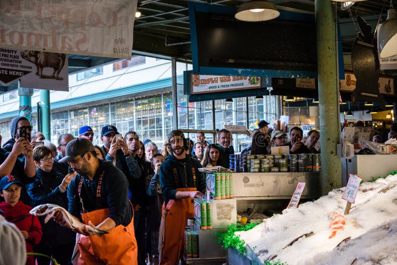 Trabalhadores no mercado de peixes do lugar de Pike imagem de stock Trabalhadores no mercado de peixes do lugar de Pike imagem de stock