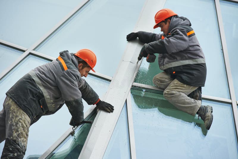 Trabalhadores que instalam a janela imagem de stock Trabalhadores que instalam a janela imagem de stock