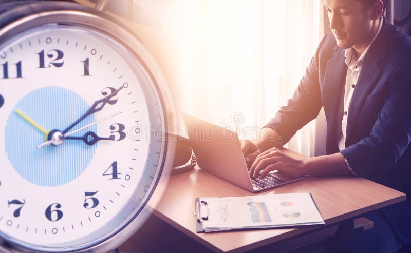 Trabalhando 24 horas por dia, funcionários do escritório em turnos de horas extras, terminando o trabalho em tempo útil Conceito imagens de stock Trabalhando 24 horas por dia, funcionários do escritório em turnos de horas extras, terminando o trabalho em tempo útil Conceito imagens de stock