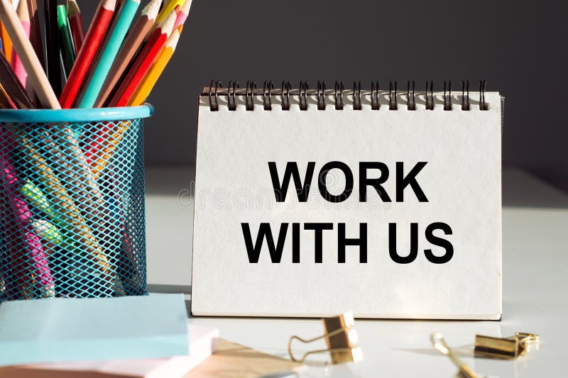 Trabalhe conosco no bloco de notas com lápis em segundo plano fotografia de stock royalty free
