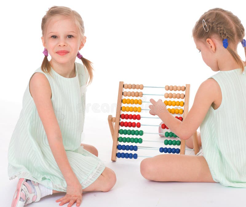 Trabalho bonito das irmãs no ambiente de Montessori. imagens de stock royalty free Trabalho bonito das irmãs no ambiente de Montessori. imagens de stock royalty free