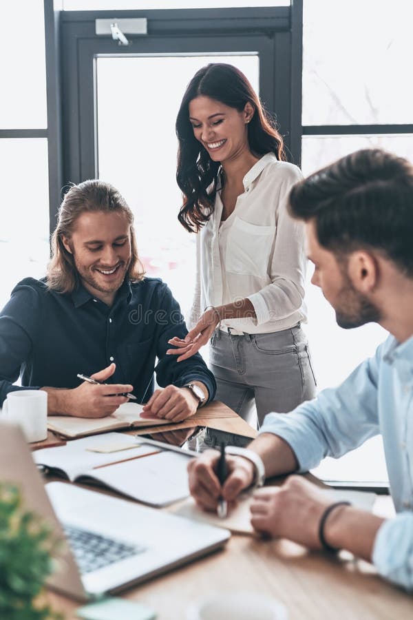 Trabalho como a equipe Colegas modernos novos no vestuário desportivo esperto wo fotos de stock Trabalho como a equipe Colegas modernos novos no vestuário desportivo esperto wo fotos de stock