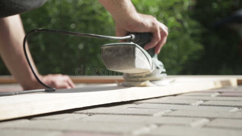 Trabalho da obra de carpintaria em casa