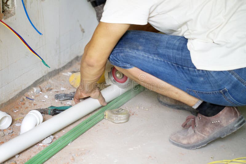 Trabalho de renovação bonde, funcionamento de mãos do encanador imagem de stock Trabalho de renovação bonde, funcionamento de mãos do encanador imagem de stock