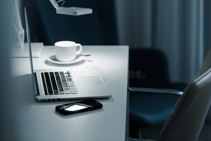 Trabalho do computador na noite fotografia de stock royalty free Trabalho do computador na noite fotografia de stock royalty free