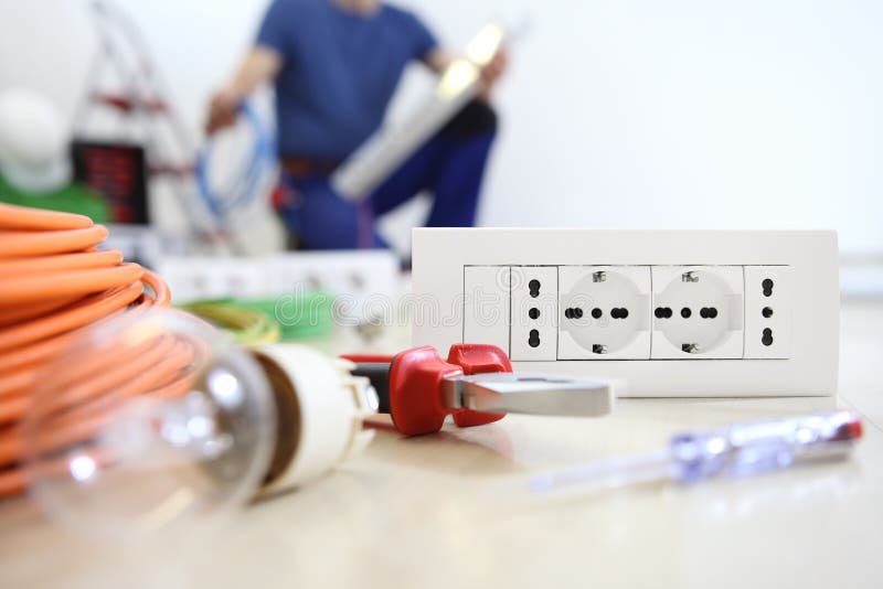 Trabalho do eletricista com equipamento elétrico no primeiro plano, no bulbo, nas ferramentas e no soquete, circuitos elétricos, fotos de stock Trabalho do eletricista com equipamento elétrico no primeiro plano, no bulbo, nas ferramentas e no soquete, circuitos elétricos, fotos de stock