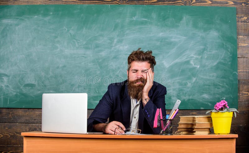 Trabalho mais forçado dos professores do que os povos médios Fadiga de nível elevado O trabalho de exaustão na escola causa a fad imagens de stock Trabalho mais forçado dos professores do que os povos médios Fadiga de nível elevado O trabalho de exaustão na escola causa a fad imagens de stock