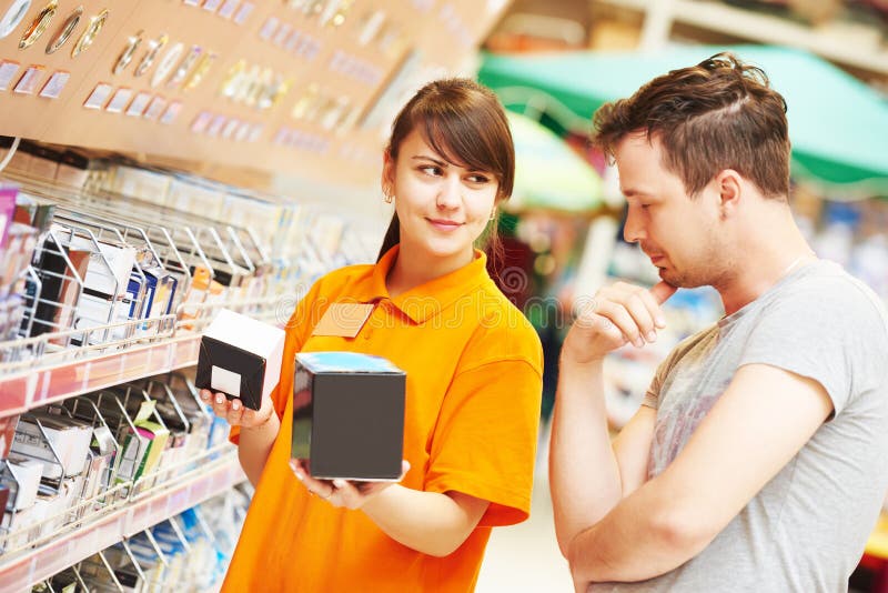 Assistente trabalha com comprador numa loja de ferragens fotos de stock