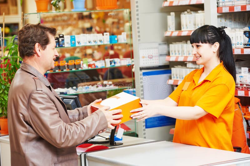 Assistente de caixa trabalha com o comprador na loja imagem de stock royalty free