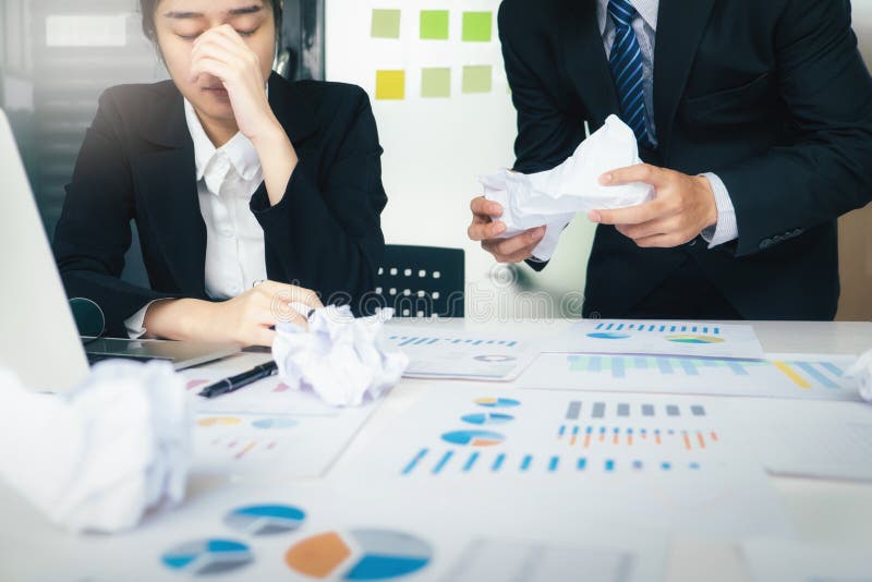 Trabalhos de equipe do negócio que responsabilizam o sócio e a discussão séria imagens de stock Trabalhos de equipe do negócio que responsabilizam o sócio e a discussão séria imagens de stock