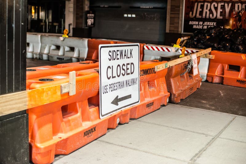 Trabalhos de estrada na 48th rua em New York City, o 18 de abril de 2016 foto de stock Trabalhos de estrada na 48th rua em New York City, o 18 de abril de 2016 foto de stock