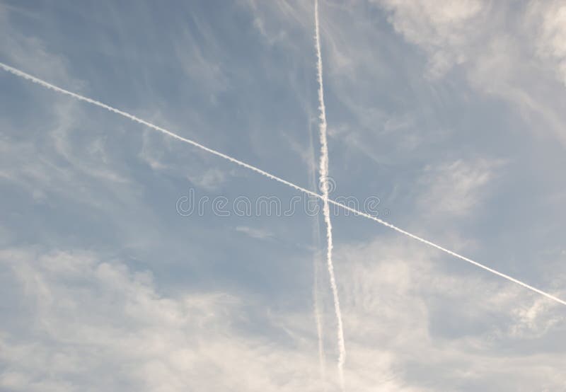 Tracce dell'aereo nel cielo di estate immagine stock libera da diritti Tracce dell'aereo nel cielo di estate immagine stock libera da diritti