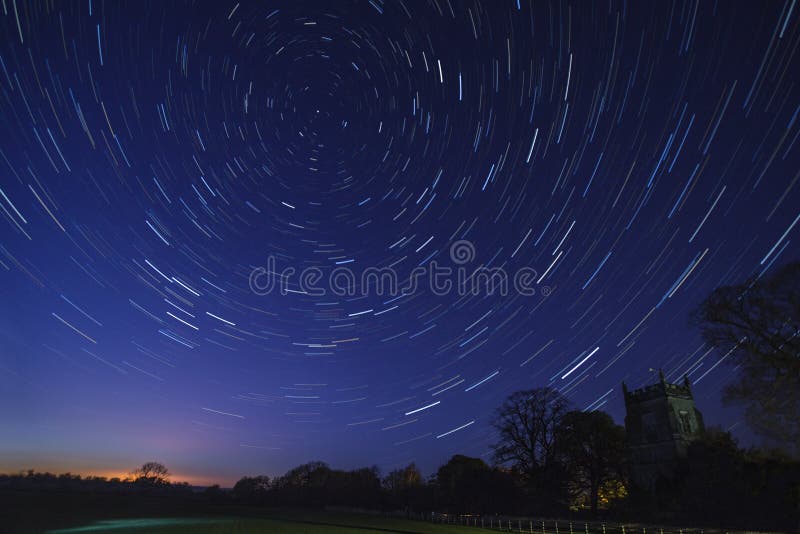 Tracce della stella - astronomia immagine stock libera da diritti Tracce della stella - astronomia immagine stock libera da diritti