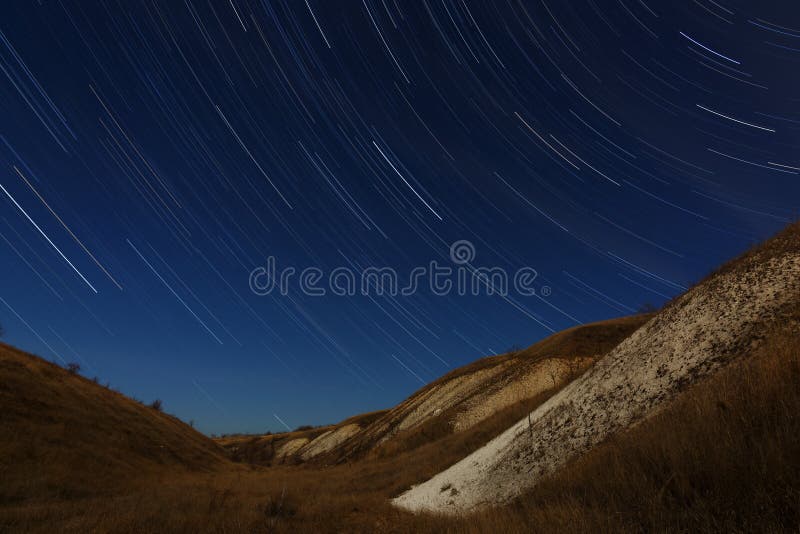 Tracce della stella nel cielo notturno Una vista dello spazio stellato fotografia stock libera da diritti Tracce della stella nel cielo notturno Una vista dello spazio stellato fotografia stock libera da diritti