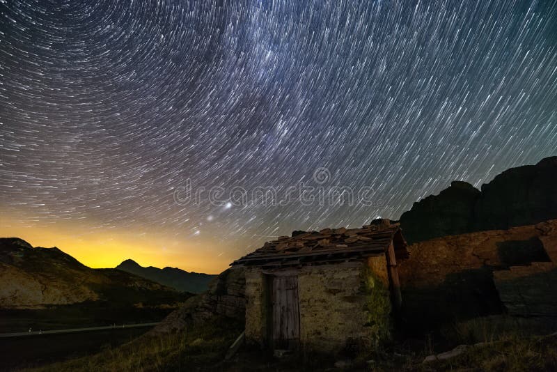 Tracce delle stelle e casa isolata nelle alpi della Svizzera fotografie stock Tracce delle stelle e casa isolata nelle alpi della Svizzera fotografie stock