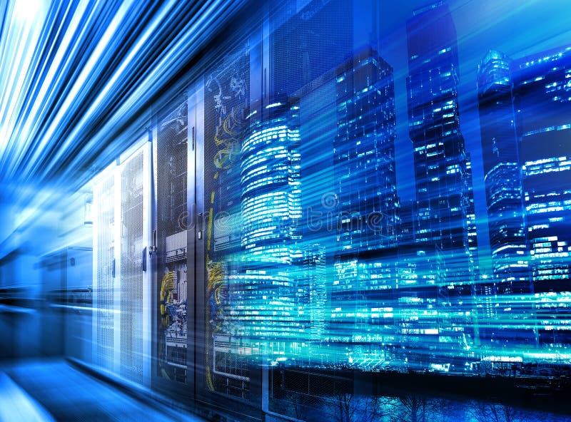 Tracce luminose sullo sfondo dell'edificio moderno e i server dei centri dati sono in movimento Concetto di grandi dati in movime immagine stock libera da diritti