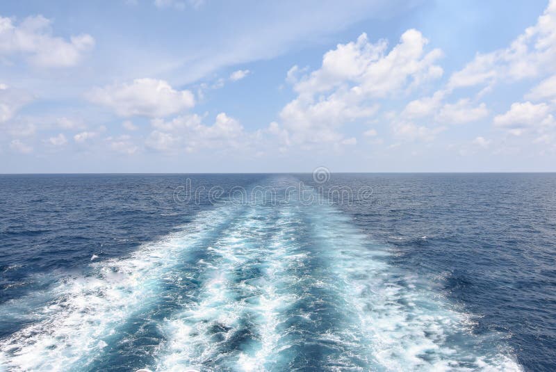 Traccia dell'acqua della nave da crociera in mare aperto immagini stock libere da diritti Traccia dell'acqua della nave da crociera in mare aperto immagini stock libere da diritti