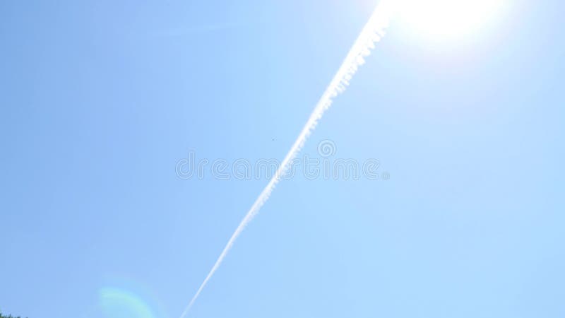 Traccia dell'aeroplano nella nuvola e nel cielo blu