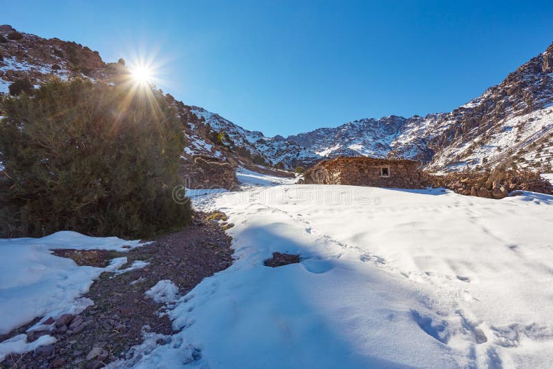 Traccia di escursione alla cima del supporto Toubkal fotografia stock Traccia di escursione alla cima del supporto Toubkal fotografia stock