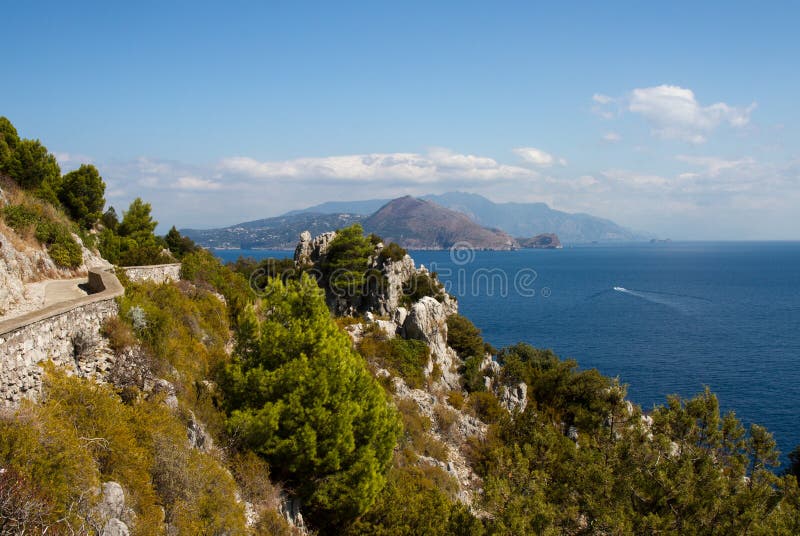 Traccia di escursione alla costa sud di Capri fotografia stock libera da diritti Traccia di escursione alla costa sud di Capri fotografia stock libera da diritti