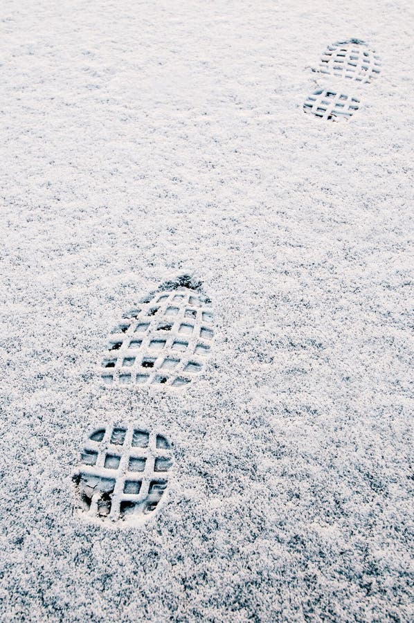 Traces des semelles de chaussures dans la neige photos stock Traces des semelles de chaussures dans la neige photos stock
