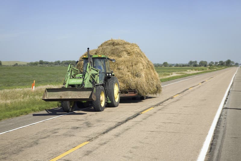 Tracteur tirant du foin photographie stock