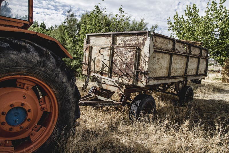 tracteur agricole rural et vieux abandonné dans un domaine de ferme images stock tracteur agricole rural et vieux abandonné dans un domaine de ferme images stock