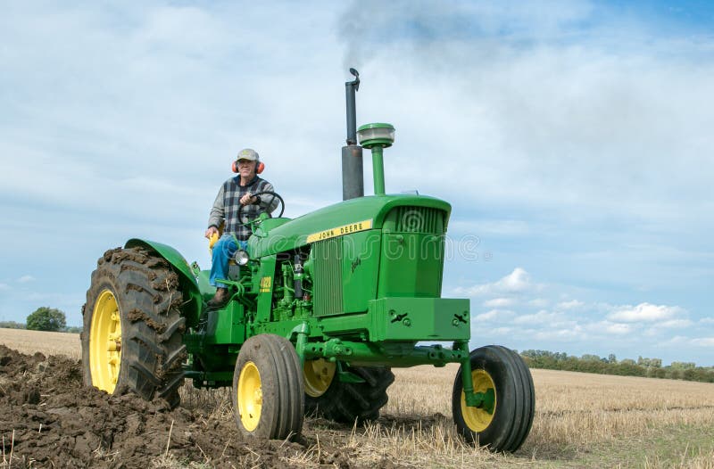 Tracteur de John Deere de vintage tirant une charrue photographie stock libre de droits Tracteur de John Deere de vintage tirant une charrue photographie stock libre de droits
