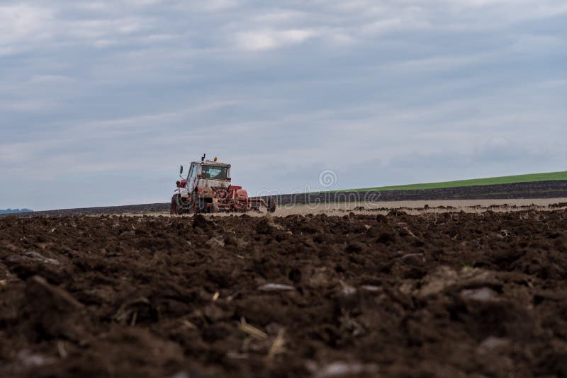 Tracteur labourant des champs image stock Tracteur labourant des champs image stock