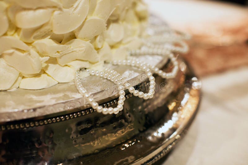 Tractions de gâteau de mariage de demoiselles d'honneur photographie stock libre de droits Tractions de gâteau de mariage de demoiselles d'honneur photographie stock libre de droits
