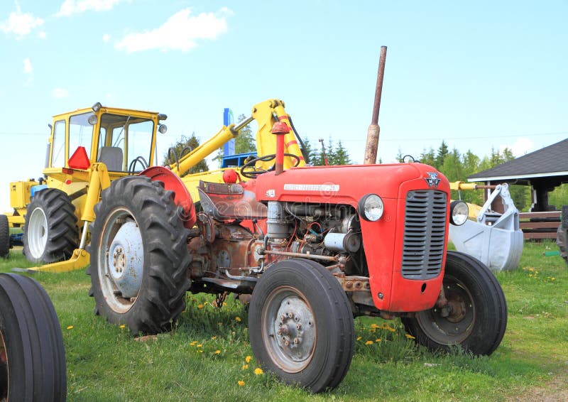 Tractor americano clásico: Massey Ferguson 35 fotografía de archivo Tractor americano clásico: Massey Ferguson 35 fotografía de archivo