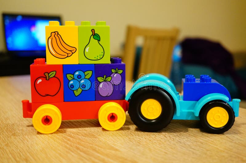 Tractor de Lego Duplo foto de archivo Tractor de Lego Duplo foto de archivo